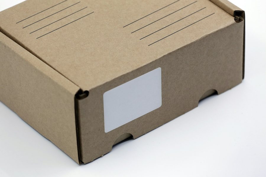 返品の荷物を確認する場面を表した写真